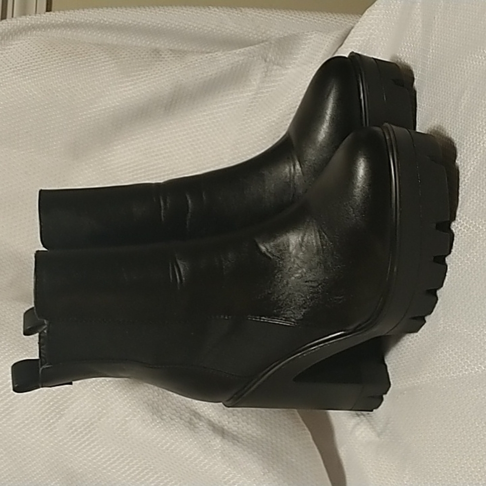 Bamboo chunky lug soled platform black boots size 8.5